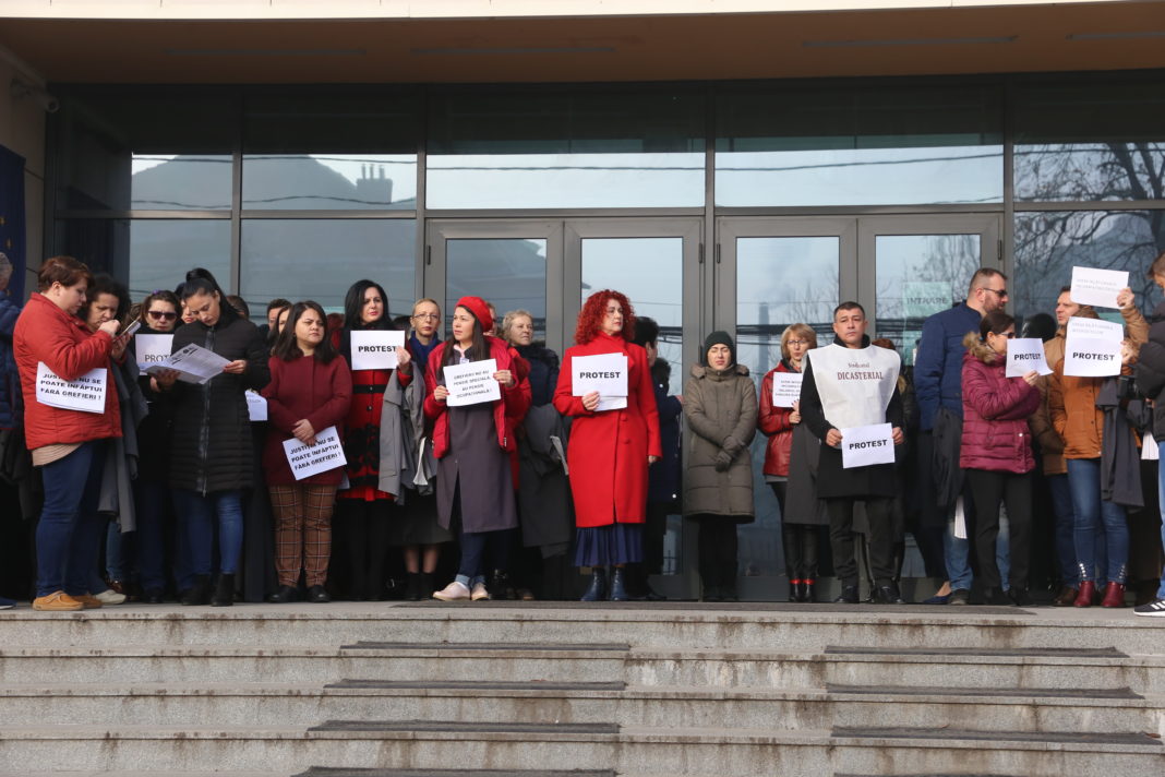 Protest la Tribunalul Dolj din cauza legii care abrogă pensiile de serviciu