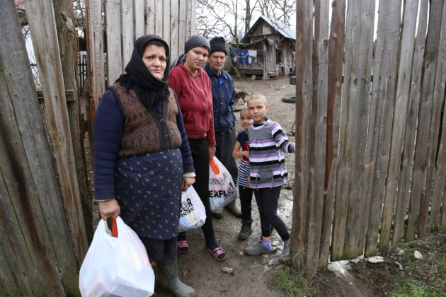 Poliştişti locali, Moş Crăciun la trei copiii din cartierul craiovean Brestei.