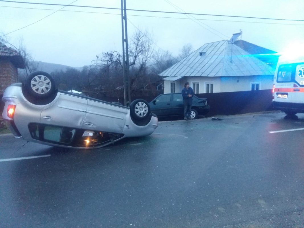 Două autoturisme implicate într-un accident rutier în Glogova