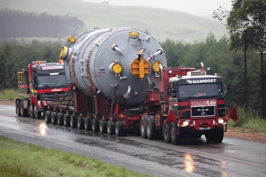 Vehiculul transportă un rotor