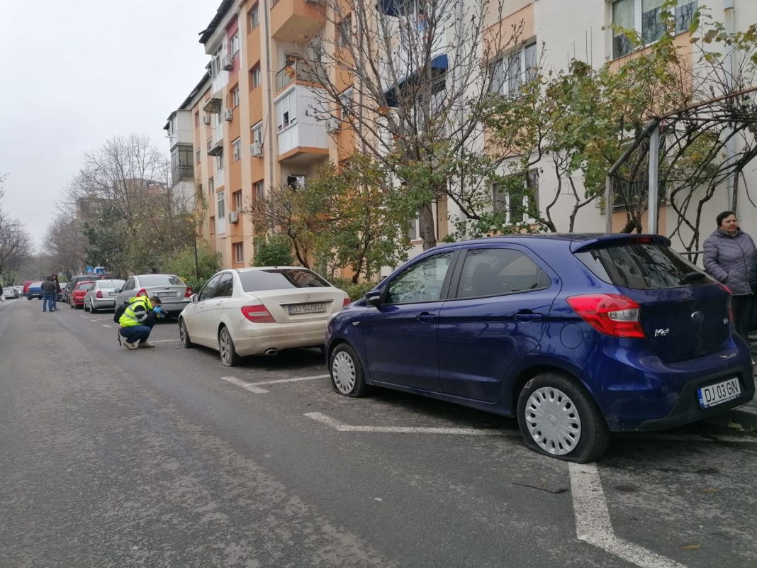 Elevul de 17 ani a înţepat cauciucurile a 25 de autoturisme parcate pe o stradă din Brazda lui Novac