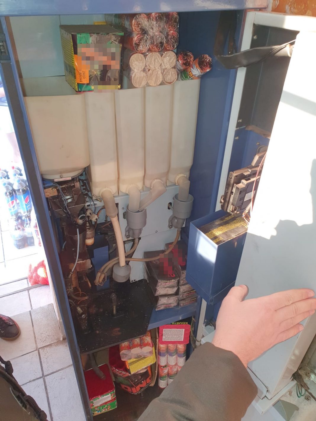 Articole pirotehnice ascunse în aparatul de cafea, la Călimănești