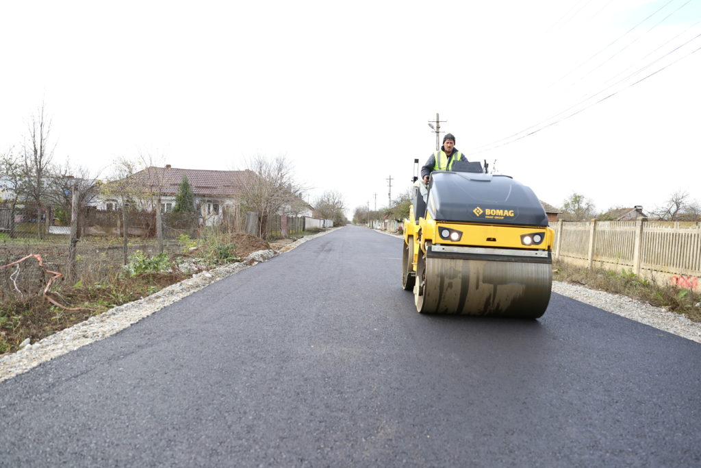 Între localitățile Găneasa și Balș, județul Olt, se efectuează lucrări de asfaltare, traficul fiind dirijat cu piloți de circulație