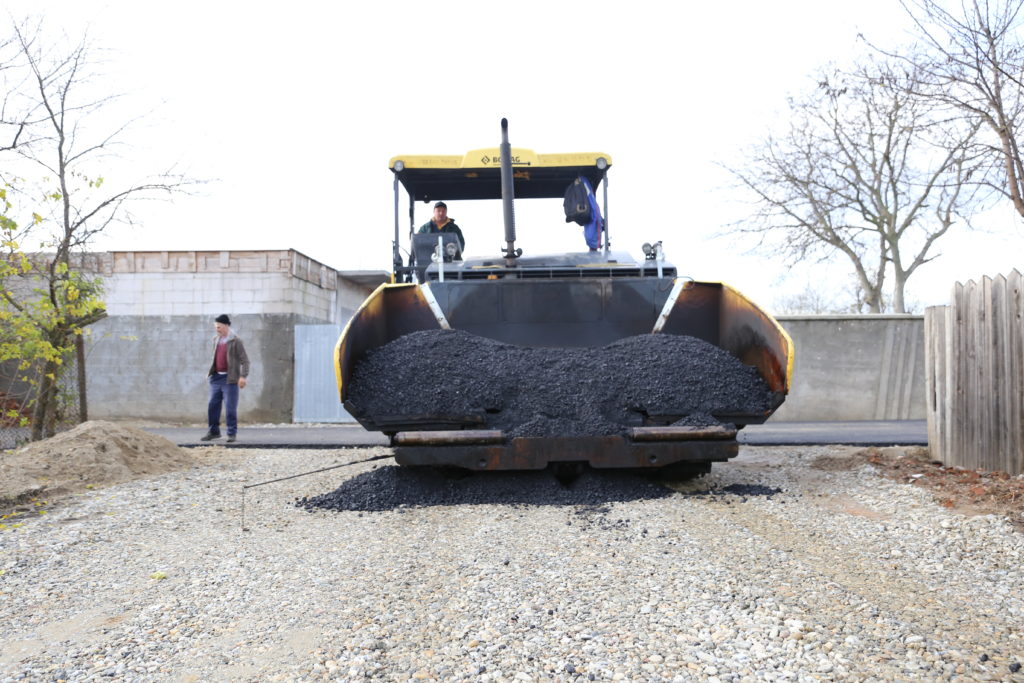 Străzile din comuna Valea Stanciului, în plin proces de asfaltare