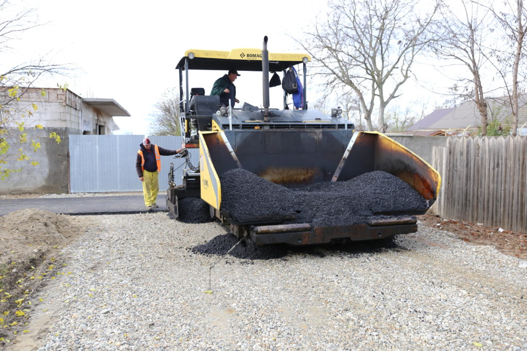 Străzile din comuna Valea Stanciului, în plin proces de asfaltare