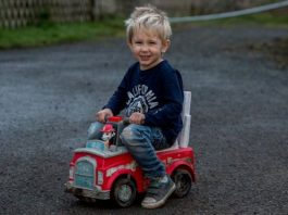 Un băieţel de trei ani a plecat cu camionul de jucărie să caute ajutor pentru tatăl lui