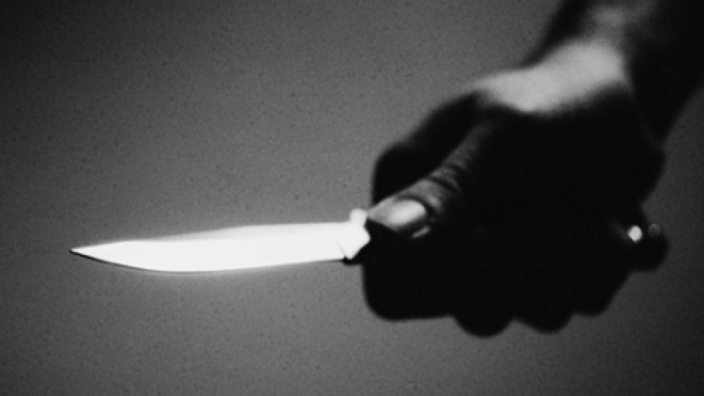 Un bărbat beat și-a înjunghiat fiul vitreg în gât