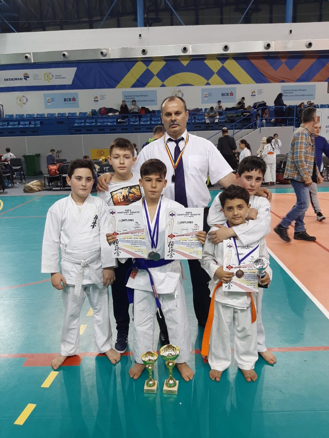 Adrian Brătescu, alături de o parte dintre sportivii săi