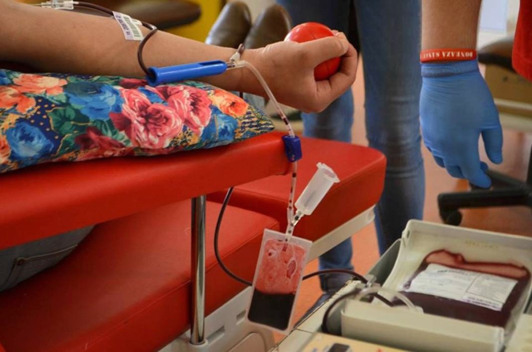 Donarea mobilă de sânge - soluția la criza care afectează toată țara, dacă ar exista aparatură