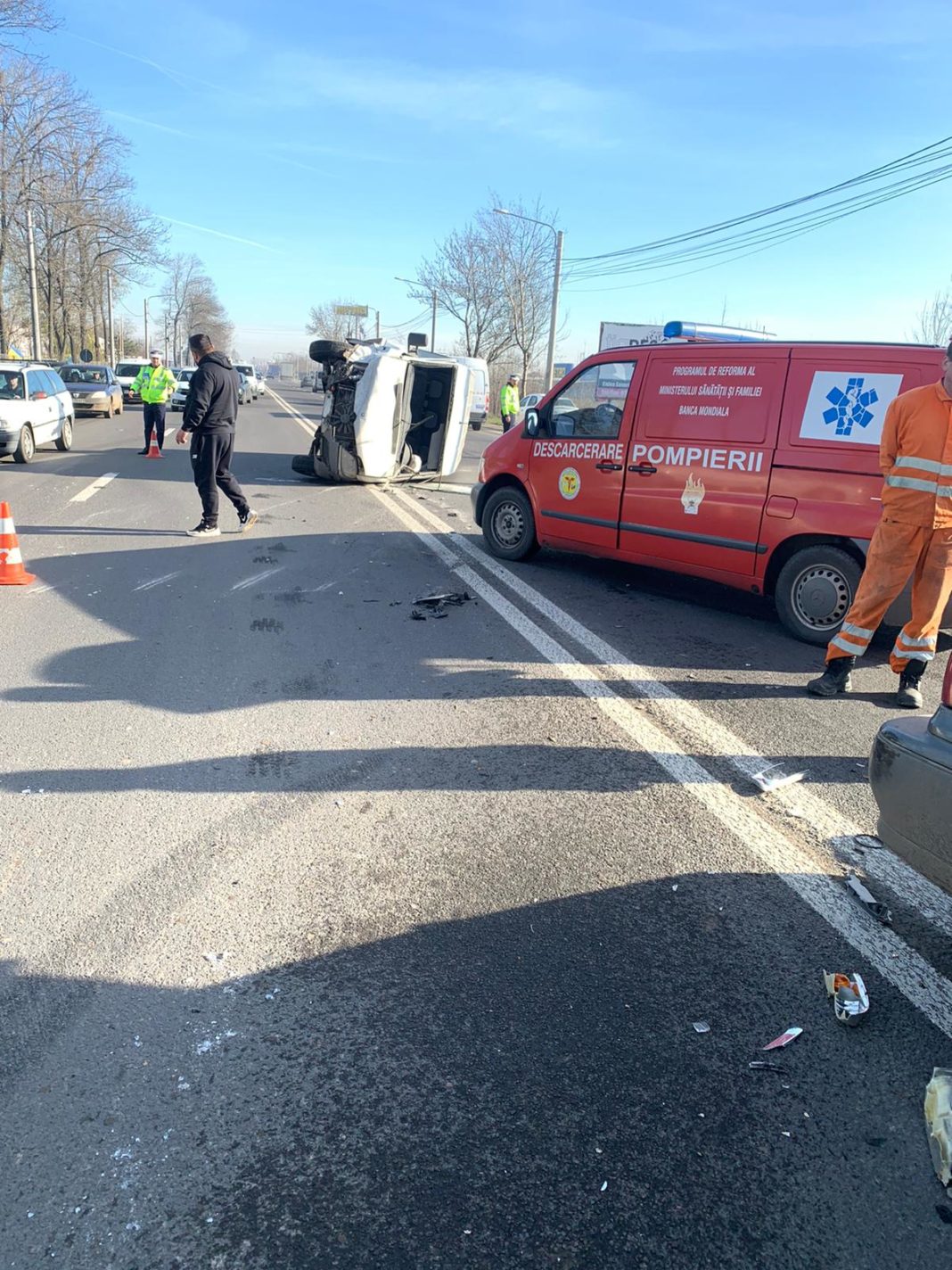 Două persoane au fost rănite în urma accidentului.