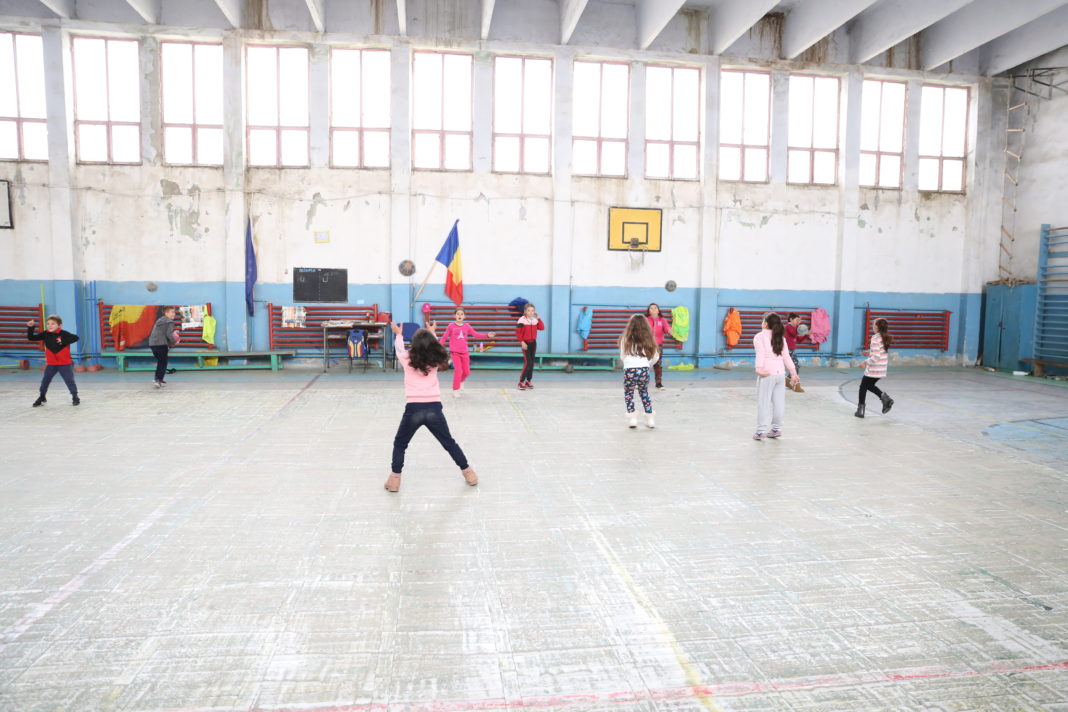 Sala de sport de la Şcoala „Nica Brabu Locusteanu“ din Leu