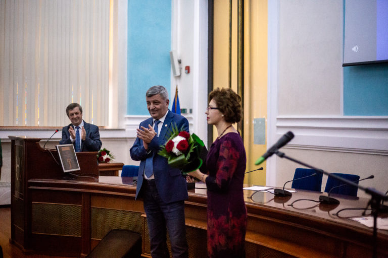 Profesori craioveni, premiaţi la Gala Cercetării Ştiinţifice