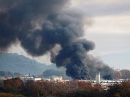 Incendiu de mari dimensiuni la o uzină de reciclare a deşeurilor industriale în apropiere de Barcelona