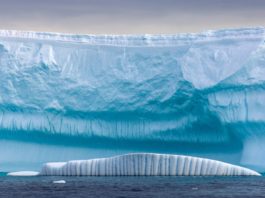 O cascadă masivă s-a format pe calota glaciară a Groenlandei