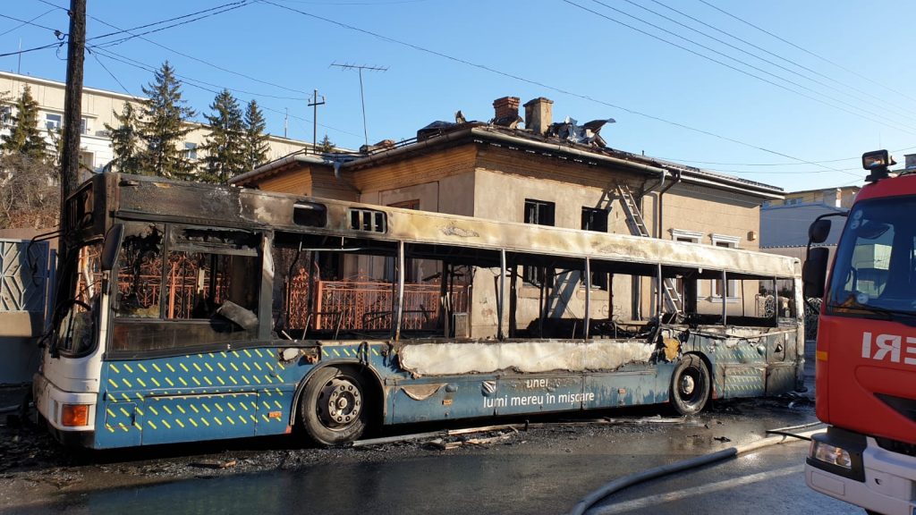 Un autobuz al RAT Craiova s-a făcut scrum în staţie