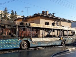Un autobuz al RAT Craiova s-a făcut scrum în staţie
