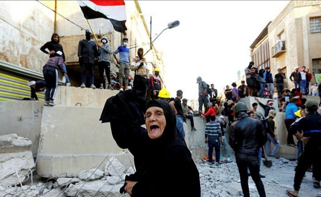 Imagini cu atacul protestatarilor din Bagdad asupra ambasadei SUA.