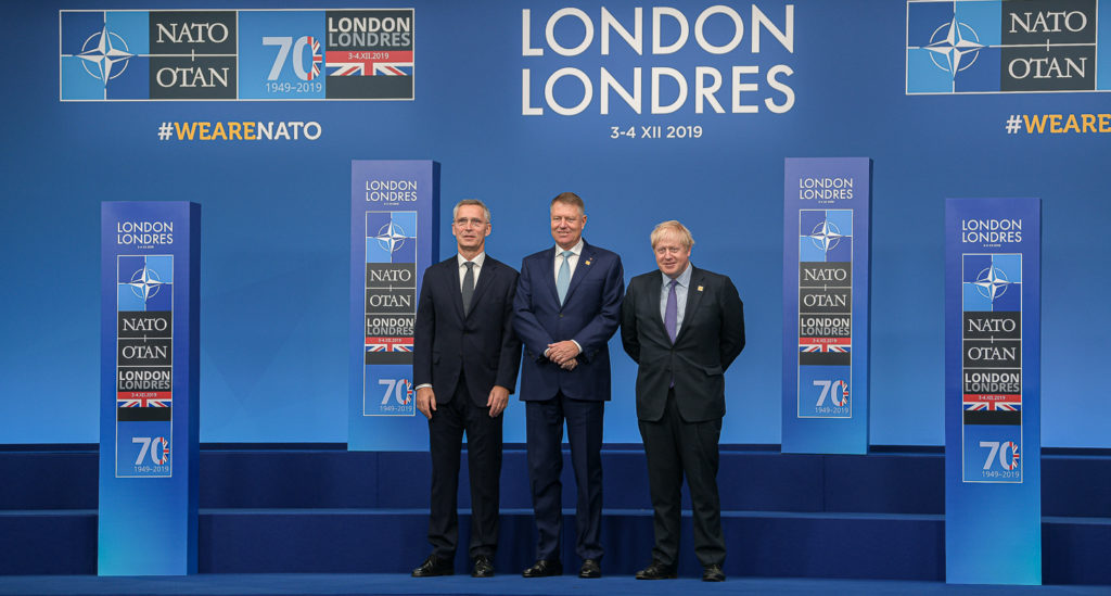 Preşedintele Iohannis alturi de Jens Stoltenberg, secretarul general al NATO, şi de premierul britanic Boris Johnson