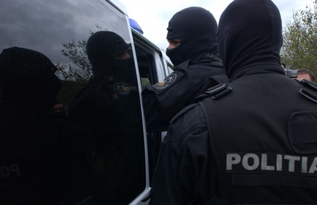 Un traficant de droguri a aruncat pe geam două pungi cu cocaină, în capul mascaților veniți la percheziții