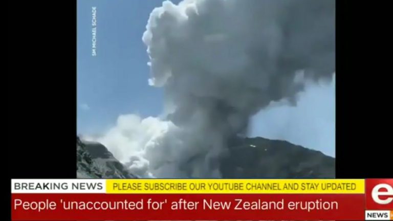 Un mort, mai mulţi dispăruţi, după erupţia unui vulcan