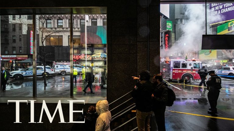 O femeie a murit după ce a fost lovită de obiecte căzute de pe o clădire de lângă Times Square