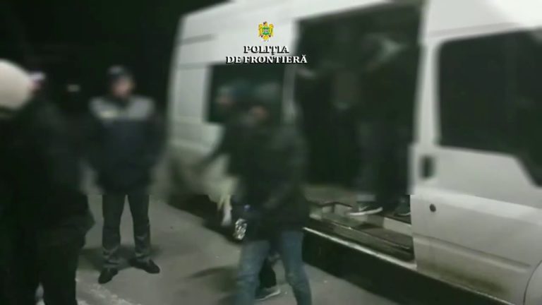 22 de străini, călăuziţi de un cetăţean român, opriţi la frontieră