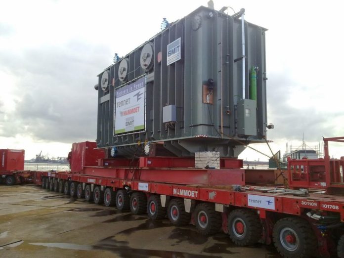 Vehiculul transportă un transformator