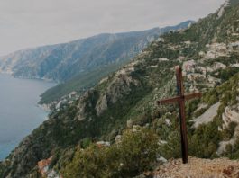 Un tânăr român, găsit mort pe Muntele Athos
