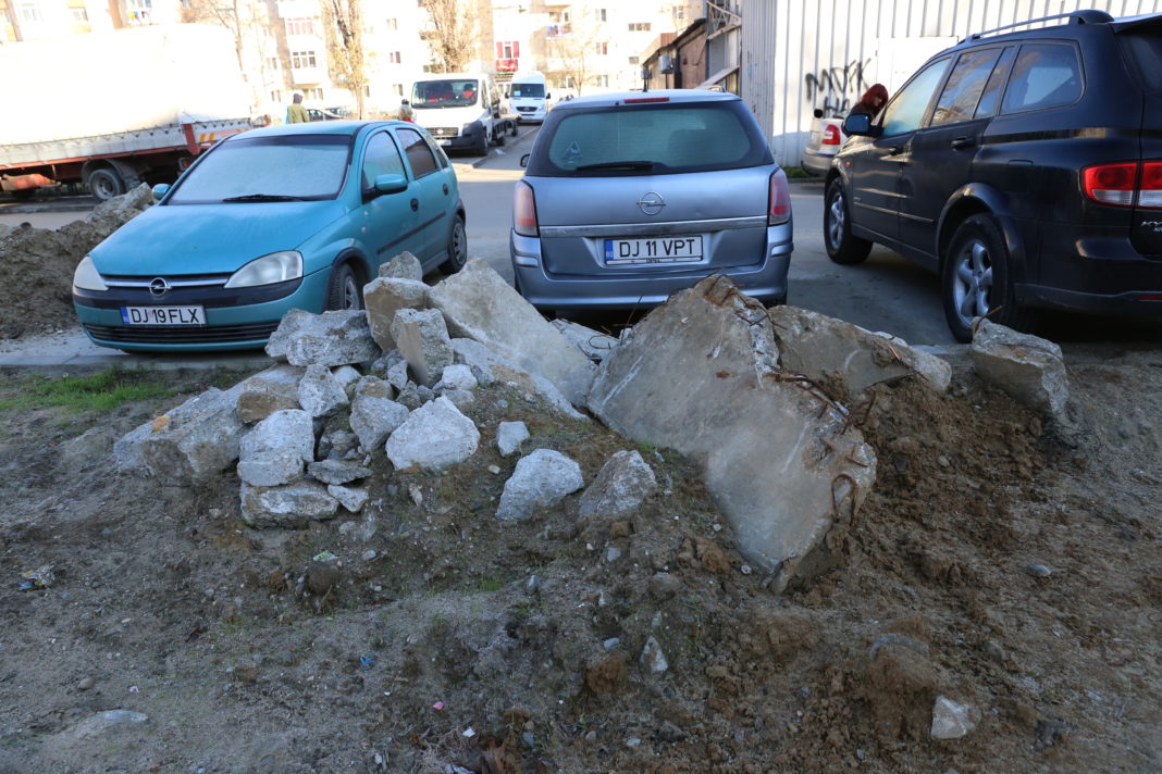 Moloz abandonat pe domeniul publiclaudiu Tudor