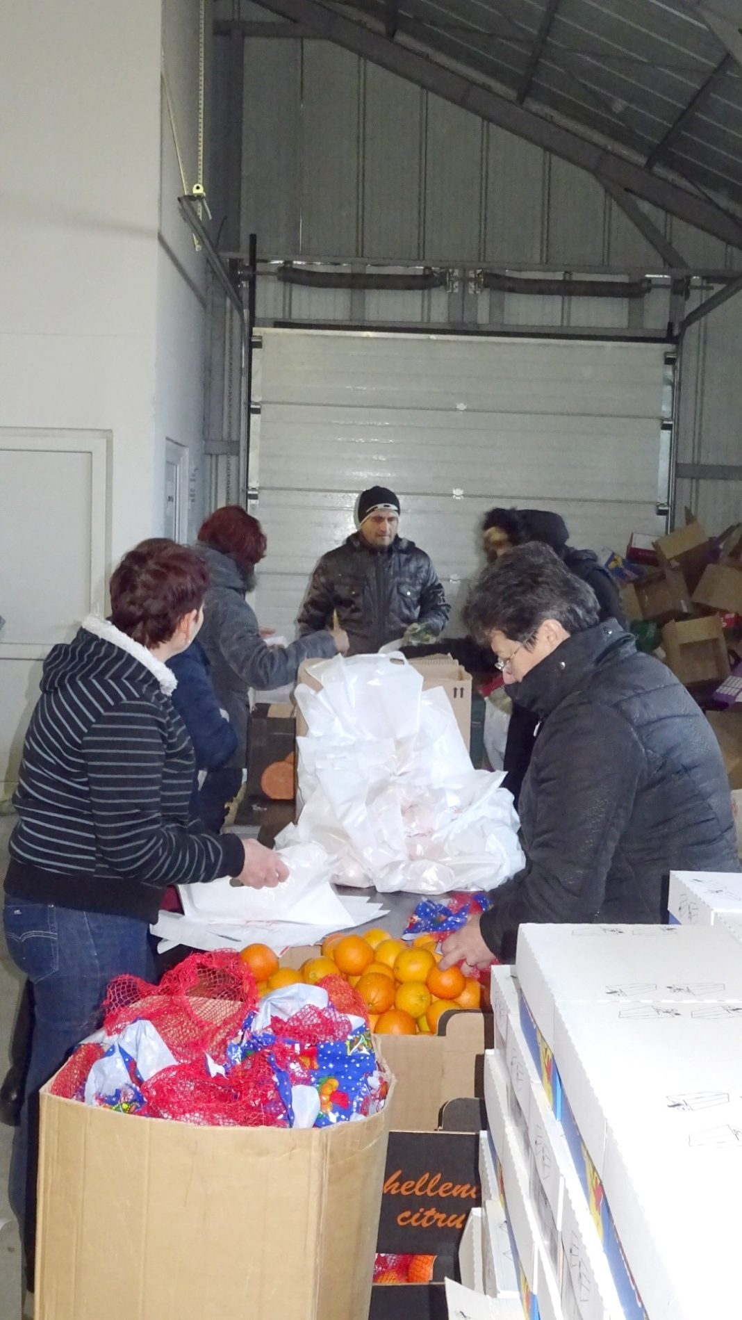 Moş Crăciun şi Primăria Râmnicului au pregătit cadourile pentru cei mici