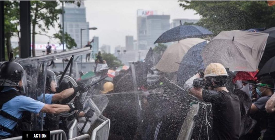 Gaze lacrimogene pentru protestatarii din Hong Kong