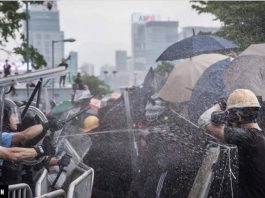 Gaze lacrimogene pentru protestatarii din Hong Kong