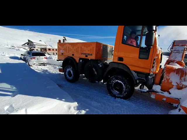 Gorj: Autoturism surprins de viscol la Rânca