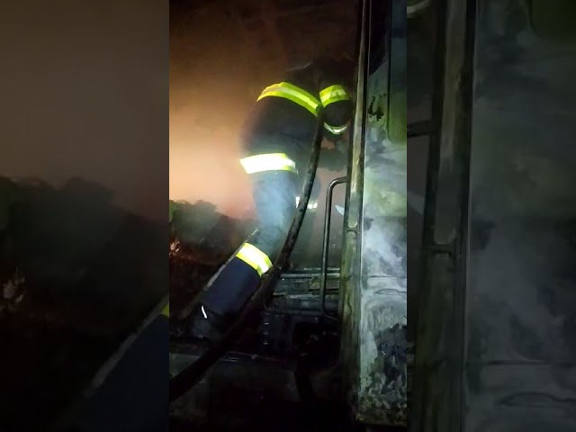 Gorj: Camion cu lemne în flăcări, la Arcani