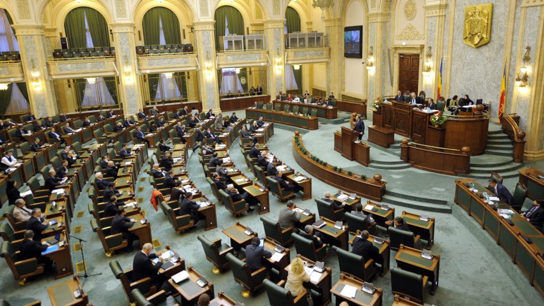 Proiectul de lege care permite Guvernului să emită ordonanțe pe perioada vacanţei parlamentare, respins de Senat
