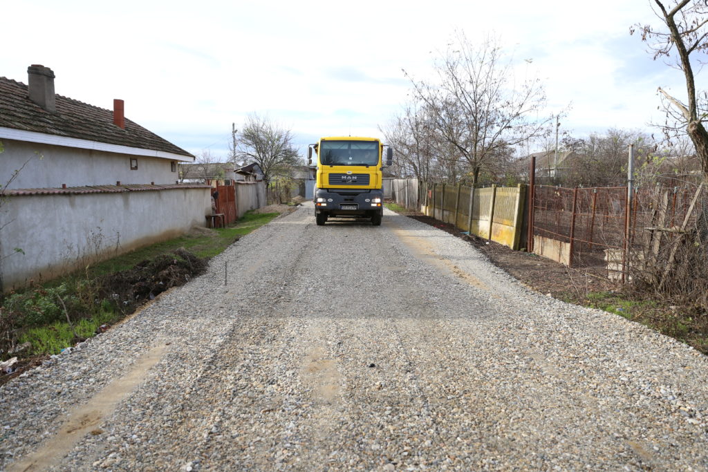 Străzile din comuna Valea Stanciului, în plin proces de asfaltare