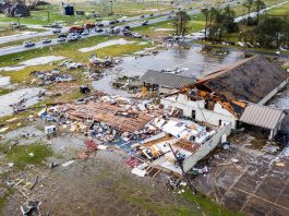Zeci de tornade au măturat sudul Statelor Unite