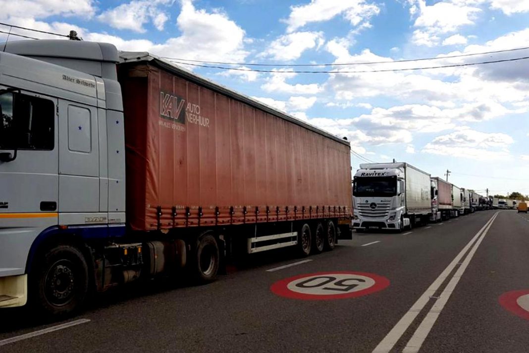 Compromis european în dosarul transportatorilor: Șoferii vor putea dormi în mașini maxim 45 de ore pe săptămână
