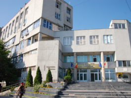 Cele şase cadre didactice de la UMF Craiova au fost acuzate de luare de mită.