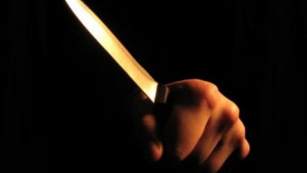 Agent de pază înjunghiat de trei ori de un tânăr care ar fi agresat o chelneriţă într-un club Agent de pază înjunghiat de trei ori de un tânăr care ar fi agresat o chelneriţă într-un club