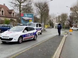 Un ofițer de poliție stă de pază lângă locul atacului din Villejuif