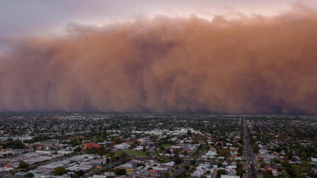 Furtuni de praf şi averse cu grindină în Australia