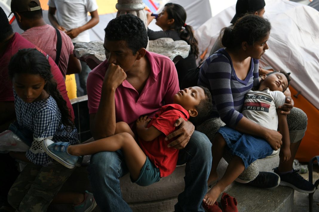 Aproape 300 de migranți mexicani, găsiți în două camioane la granița cu Statele Unite