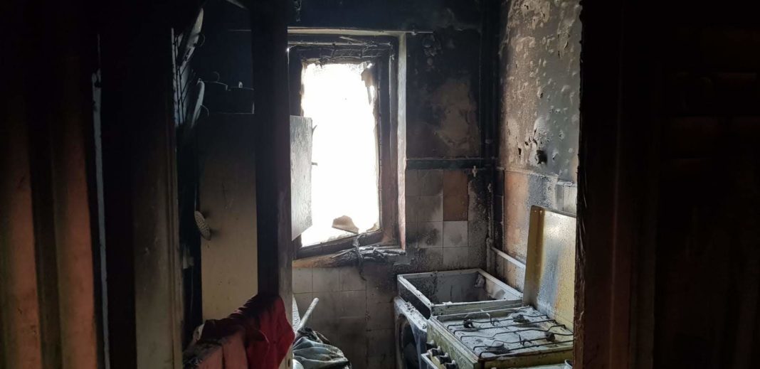 Incendii în două apartamente în care proprietarii au uitat mâncarea pe aragaz