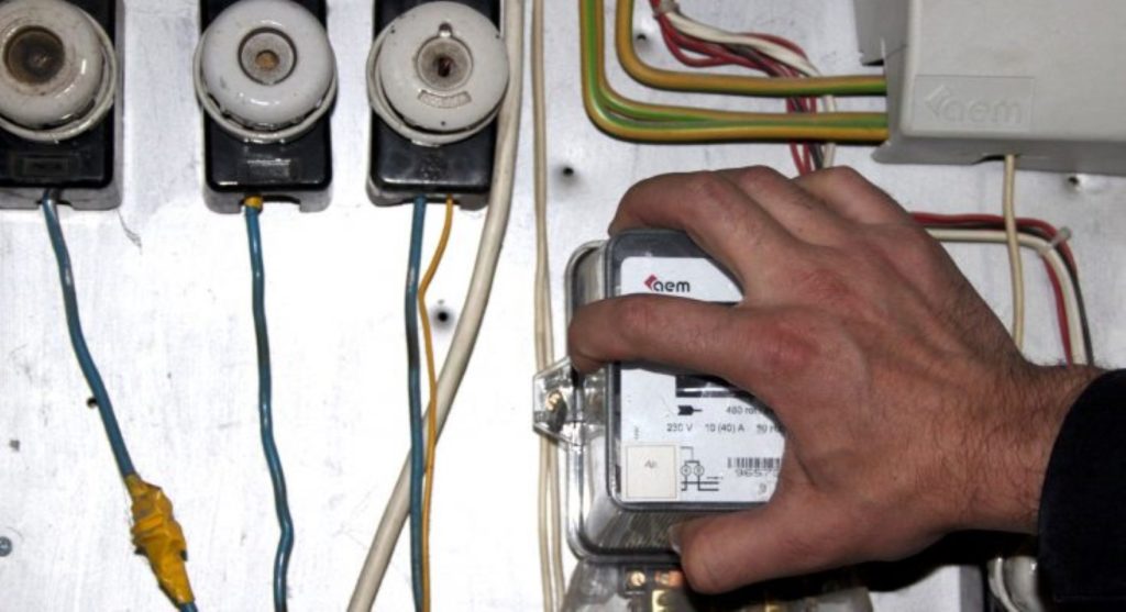 Gorj: Furt de energie electrică, depistat la o gospodărie din Bâlteni