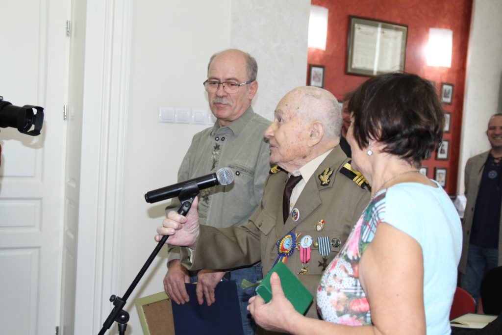 Veteranul de război Emil Veţeleanu alături de familia sa