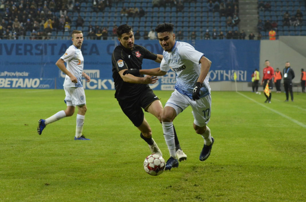 Ştefan Baiaram (la minge) este unul dintre tinerii de perspectivă ai Universităţii Craiova (Foto: Alex Vîrtosu)