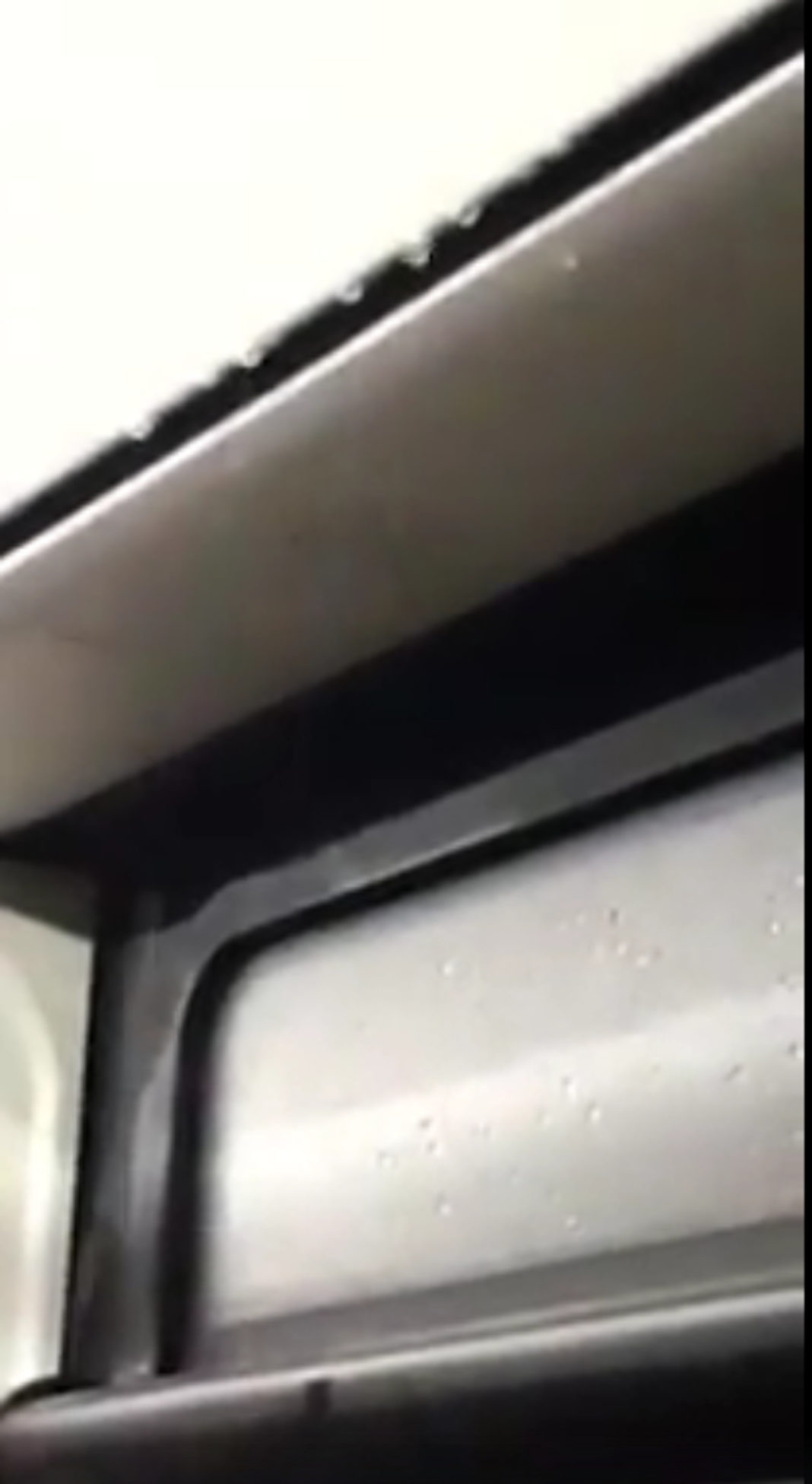 Plouă în autobuzele noi