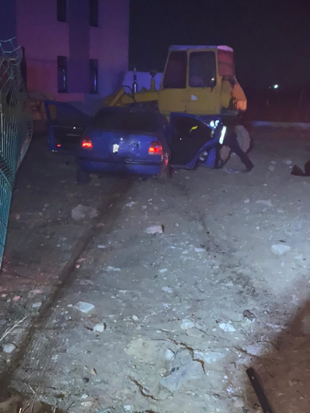 Maşina care a depăşit neregulamentar a intrat într-un buldoexcavator