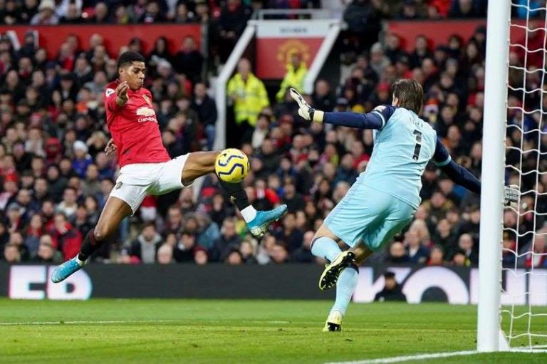 Manchester United a urcat pe 5, sub privirile a 73.271 spectatori (video)